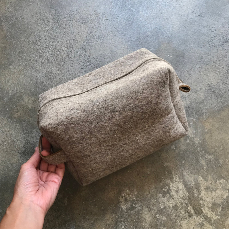 Wool felt travel pouch - Image 5